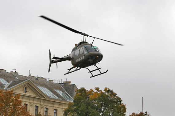 Bundesheer Bell OH-58 beim Burgtheater - Foto: Austrian Wings Media Crew Bundesheer Bell OH-58 beim Burgtheater - Foto: Austrian Wings Media Crew