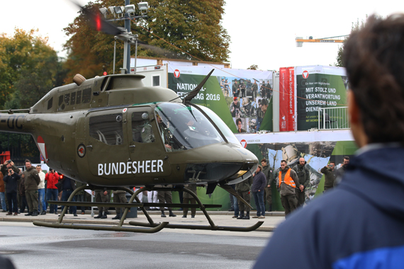 Bundesheer Bell OH-58: Die Landung beim Burgtheater wurde von zahlreichen Passanten verfolgt - Foto: Austrian Wings Media Crew Bundesheer Bell OH-58: Die Landung beim Burgtheater wurde von zahlreichen Passanten verfolgt - Foto: Austrian Wings Media Crew