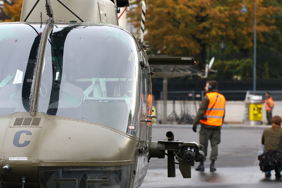 Bundesheer Bell OH-58 beim Burgtheater - Foto: Austrian Wings Media Crew