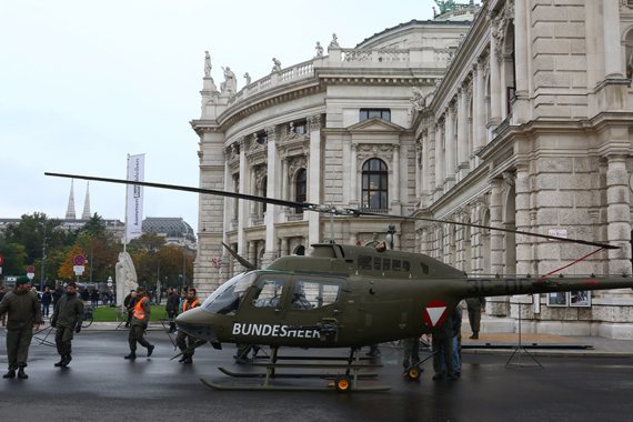 Bundesheer Bell OH-58 beim Burgtheater - Foto: Austrian Wings Media Crew Bundesheer Bell OH-58 beim Burgtheater - Foto: Austrian Wings Media Crew