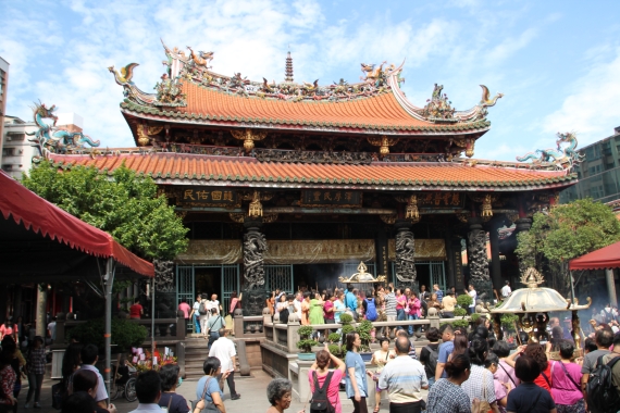 Der Long Shan Tempel ist Anlaufstelle unzähliger buddhistischer Gläubiger und gehört zu den am aufwändigsten gestalteten Gebetsorten seiner Art.