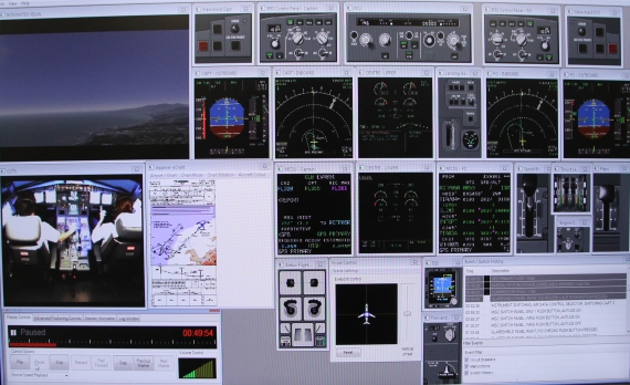 Während des Trainings werden nicht nur die Abläufe im Cockpit via Kamera dokumentiert, sondern auch die Anzeigen sämtlicher Instrumente gespeichert. So kann beim Debriefing jeder Handlungsschritt genau analysiert und besprochen werden.