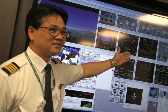 Ausbildungsverantwortlicher Cpt. Hsun-Hung Chu erklärt das ausführliche Debriefing, also die Nachbesprechung im Anschluss an jeden Simulatorflug.