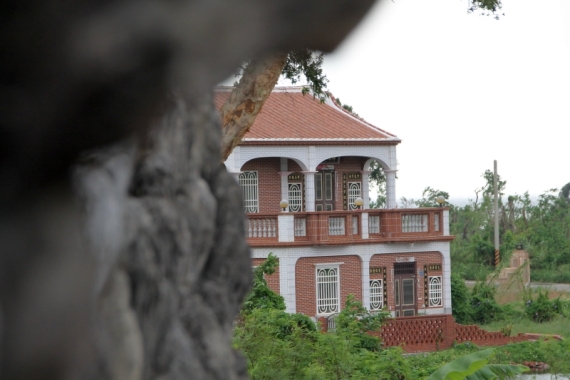 Benachbarte Inseln locken mit kulturellen und historischen Sehenswürdigkeiten. Von Taipeh aus sind sie mit regionalen Fluggesellschaften, wie beispielsweise FAT (Far Eastern Air Transport) oder Uni Air, rasch erreichbar. Die Insel KinMen, nur wenige Kilo