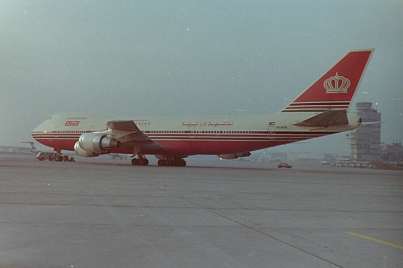 jy-afb-alia-boeing-747-200-auf-dem-flughafen-wien-1984-foto-wolfgang-pilss
