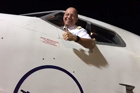 Der Kapitän einer der drei letzten 737 der Lufthansa nach der letzten Landung - Foto: Screenshot Lufthansa Livestream