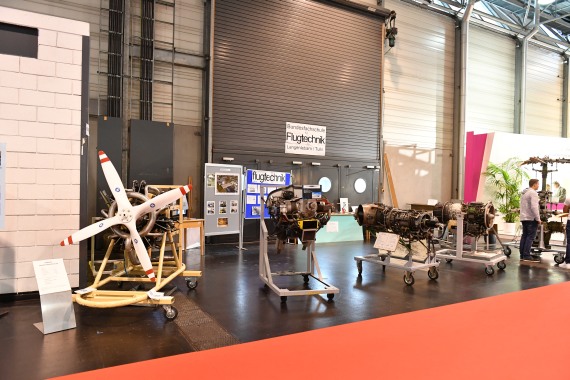 Die BFS für Flugtechnik aus Langenlebarn - die Kaderschmiede schlechthin für luftfahrttechnisches Personal in Österreich - hatte einen beeindruckenden Informationsstand aufgebaut. Die BFS für Flugtechnik aus Langenlebarn - die Kaderschmiede schlechthin für luftfahrttechnisches Personal in Österreich - hatte einen beeindruckenden Informationsstand aufgebaut.