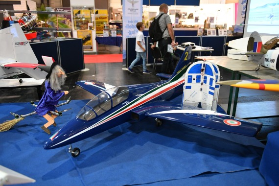 Ein Modell eines Jets der Frecce Tricolori, die weltweit traurige Berühmtheit durch das Flugtagunglück von Ramstein 19888 erlangte. Ein Modell eines Jets der Frecce Tricolori, die weltweit traurige Berühmtheit durch das Flugtagunglück von Ramstein 19888 erlangte.