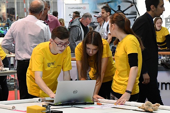 Schülerinnen und Schüler der "TGM Schule für Technik" präsentierten ihre Bildungseinrichtung