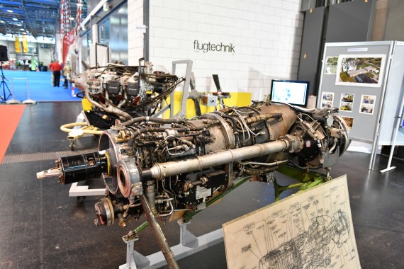 sowie die Turbine eines AB 204 bestaunen. Neben einigen Schülern informierte der engagierte Direktor Franz Koller Besucher über das Angebot der von ihm geleiteten Fachschule. sowie die Turbine eines AB 204 bestaunen. Neben einigen Schülern informierte der engagierte Direktor Franz Koller Besucher über das Angebot der von ihm geleiteten Fachschule.