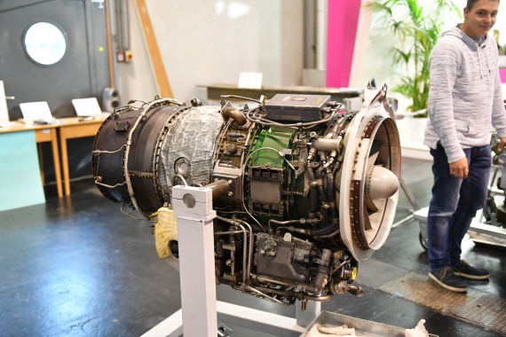 Dort konnte man etwa das Triebwerk einer Saab 105 Dort konnte man etwa das Triebwerk einer Saab 105