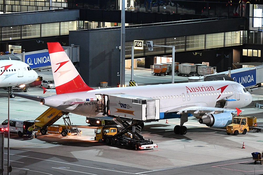 Nachtaufnahme Airbus A320 Austrian Airlines (AUA) OE-LBN Foto Huber Austrian Wings Media Crew