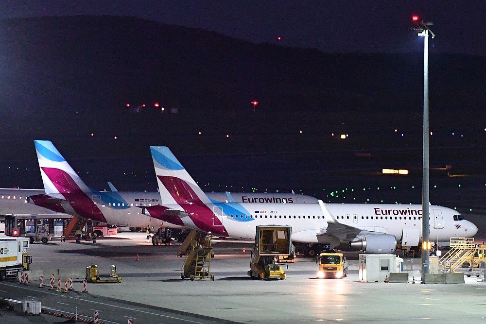 Nachtaufnahme Eurowings OE-IEU Airbus A320 am Flughafen Wien Foto Huber Austrian Wings Media Crew