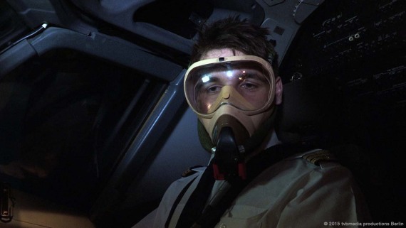 Erster Offizier mit angelegter Sauerstoffmaske, Symbolbild - tvbmedia