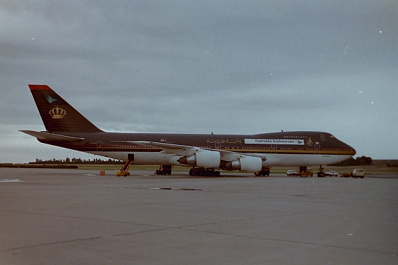 royal-jordanian-fuer-garuda-indonesia-boeing-747-200-auf-dem-flughafen-wien-1987-jy-afs-foto-wolfgang-pilss