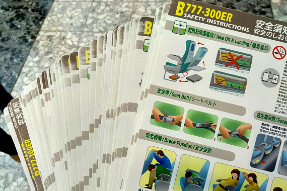 Mit diesem Foto der offensichtlich von Bord entwendeten B777 Saftey Cards prahlte ein 16jähriger Nutzer im Internet - Foto: ZVG