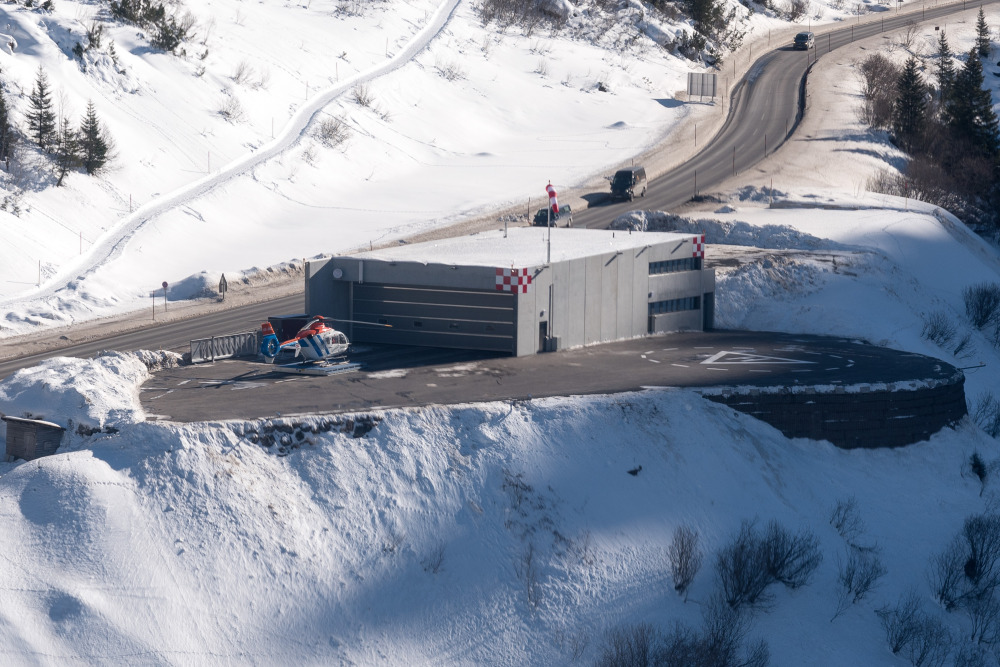 Wucher Heliport Zürs mit Rettungshubschrauber Gallus 1 aus der Luft fotografiert