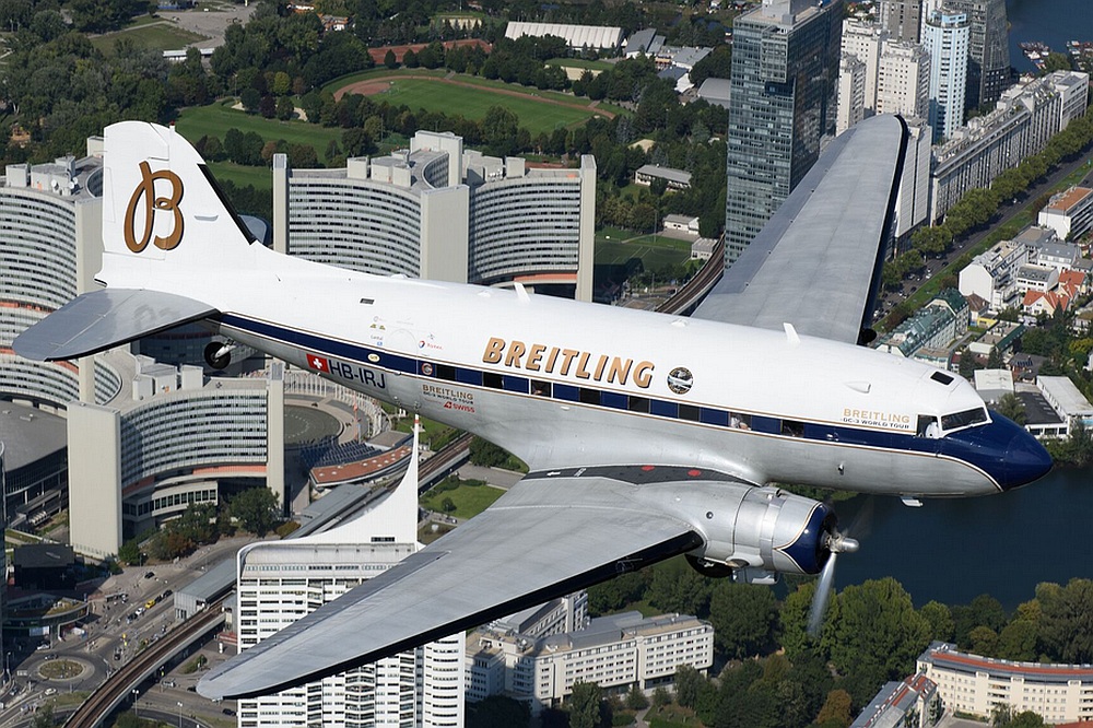 Weltumrundung Breitling DC 3 macht Station auf dem Flughafen Wien Austrian Wings