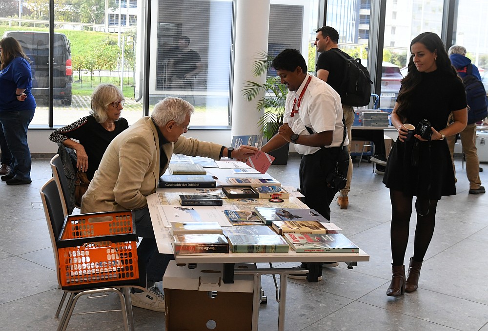 Airport Friends Vienna hold exchange and collection day at Vienna Airport Schwechat