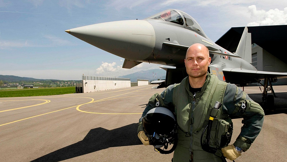 Der Erste FUEL Wein Ist Da Eurofighter Pilot Startet Als Winzer Der Erste FUEL Wein Ist Da Eurofighter Pilot Startet Als Winzer