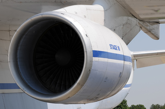 Die AN 124-100 ist ein "flüsternder Riese", ihre Triebwerke sind nach Stage III zertifiziert, was bedeutet, dass die Maschine nicht lauter als vergleichbare westliche Flugzeuge ist