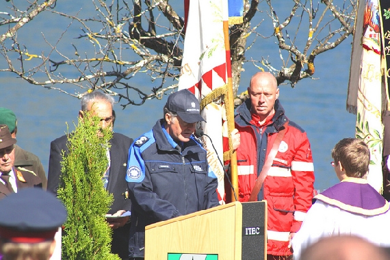 Ein Vertreter der Schweizer Grenzpolizei bei seiner Ansprache; eines der Besatzungsmitglieder des abgestürzten Hubschraubers war Angehöriger der Schweizer Exekutive