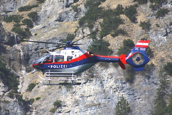 Dieser Hubschrauber überflog die Unglücksstelle und "verneigte" sich anschließend vor den Anwesenden Dieser Hubschrauber überflog die Unglücksstelle und "verneigte" sich anschließend vor den Anwesenden