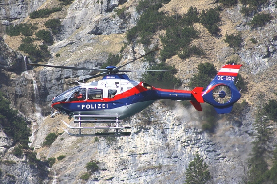 Dieser Hubschrauber überflog die Unglücksstelle und "verneigte" sich anschließend vor den Anwesenden