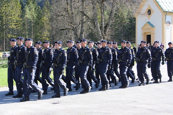 Ehrenkompanie der Polizei, angetreten mit dem StG 77