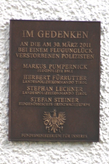 Diese Gedenktafel wurde an einer nahegelegenen Kapelle angebracht Diese Gedenktafel wurde an einer nahegelegenen Kapelle angebracht