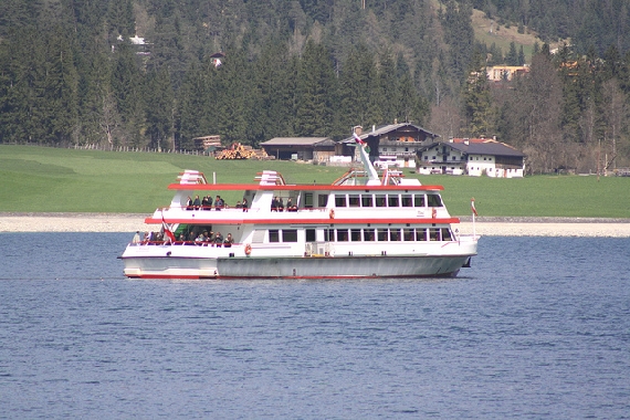 Am Ende der Zeremonie wurden die Angehörigen mit einem Schiff zur Unglücksstelle gebracht Am Ende der Zeremonie wurden die Angehörigen mit einem Schiff zur Unglücksstelle gebracht