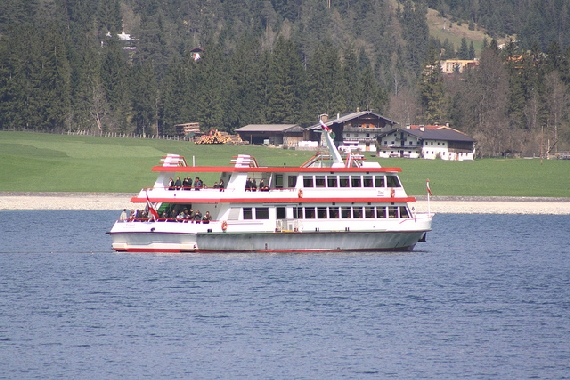 Am Ende der Zeremonie wurden die Angehörigen mit einem Schiff zur Unglücksstelle gebracht