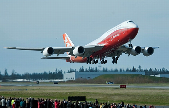 Im Beisein tausender Boeing Mitarbeiter und ihrer Familien hob die erste 747-8 Intercontinental ab - Foto: Boeing