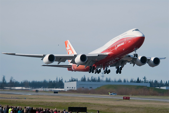 Die 747-8I beim Erstflug - Foto: Boeing