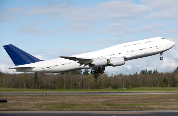 Wie unschwer am weißen Rumpf und dem blauen Seitenleitwerk zu erkennen ist, ist die zweite 747-8I für den Erstkunden dieses Typs, die Deutsche Lufthansa, bestimmt - Foto: Boeing