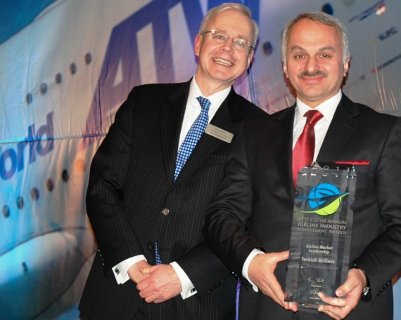 Perry Flint von Air Transport World überreicht Dr. Temel Kotil, CEO und Vorstandsmitglied von Turkish Airlines, den Market Leadership Award 2011 - Foto: ATW