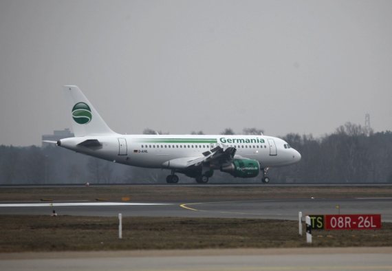 Der erste Germania Airbus A319 bei der Landung in Berlin Tegel - Foto: Germania