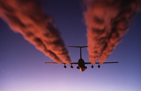 Kondensstreifen einer C-141B Starlifter