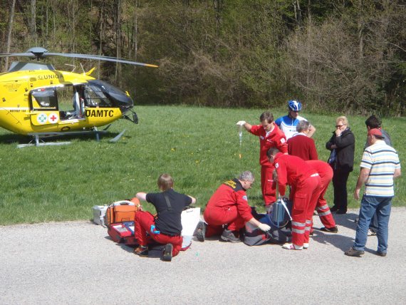 Versorgung des Patienten durch die Crew von Christophorus 3 und Ersthelfer - Foto: ÖAMTC