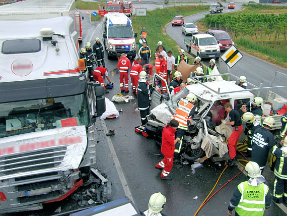 Verkehrunfall bei Jois - Foto: ÖAMTC (Christophorus 9)