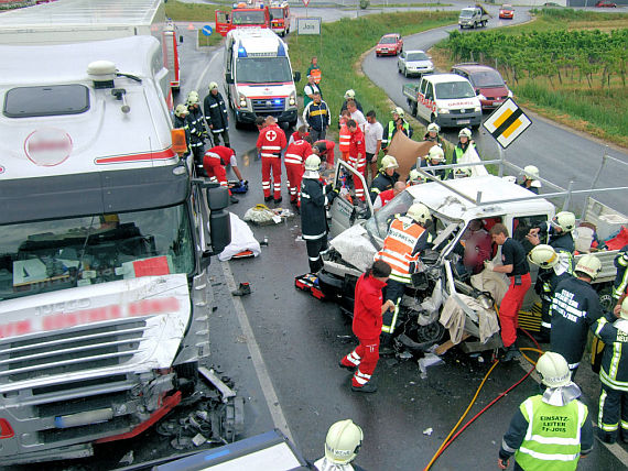 Verkehrunfall bei Jois - Foto: ÖAMTC (Christophorus 9) Verkehrunfall bei Jois - Foto: ÖAMTC (Christophorus 9)