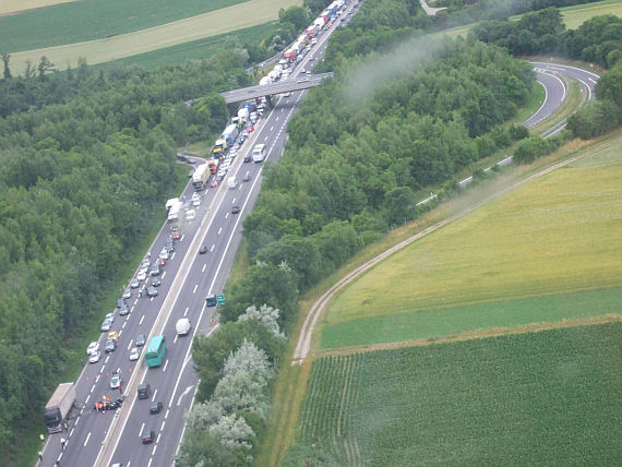 Die Unfallstelle auf der A4 aus der Luft - Foto: ÖAMTC Die Unfallstelle auf der A4 aus der Luft - Foto: ÖAMTC