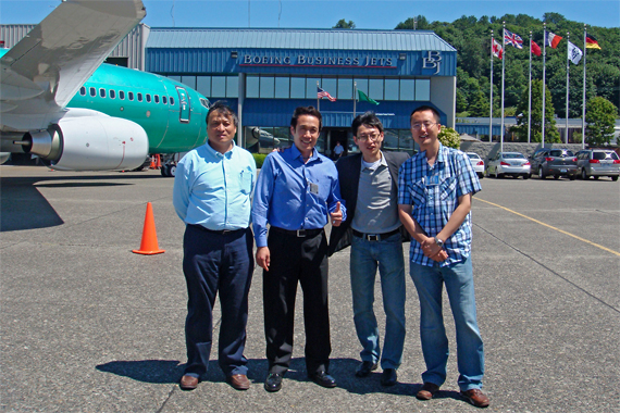 Ingenieure von Deer Jet Airlines vor ihrer neuen BBJ. V. l. n. r.: Li Xueming; Wang Yaoming; Wang Haitao und Li Jin - Foto: Boeing