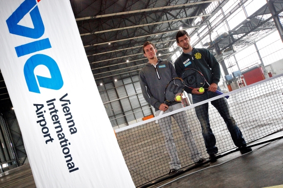 Andreas Haider-Maurer und Jürgen Melzer im Flugzeughangar – Foto: GEPA-pictures