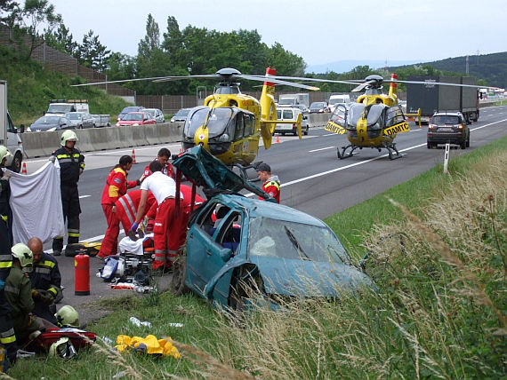 Christophorus 9 und Christophorus 2 im Einsatz auf der Südautobahn bei Wöllersdorf - Foto: ÖAMTC (Christophorus 9)