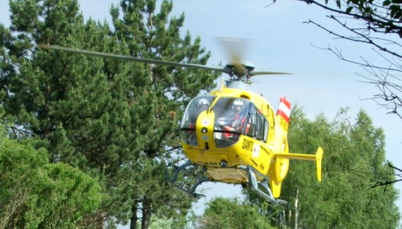 ÖAMTC Notarzthubschrauber im Anflug auf die Unfallstelle - Foto: ÖAMTC