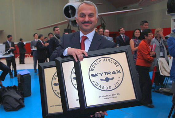 Temel Kotil von Turkish Airlines mit den Awards - Foto: Turkish Airlines