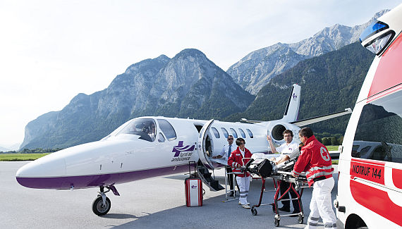 Ein Patient wird in den TAA-Jet verladen - Foto: Tyrol Air Ambulance