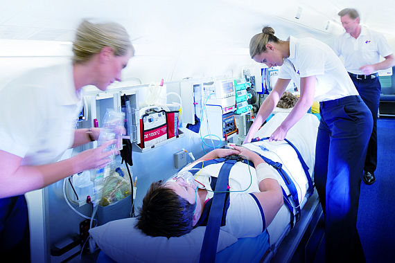 Patientenbetreuung an Bord eines TAA-Jets - Foto: Tyrol Air Ambulance Patientenbetreuung an Bord eines TAA-Jets - Foto: Tyrol Air Ambulance