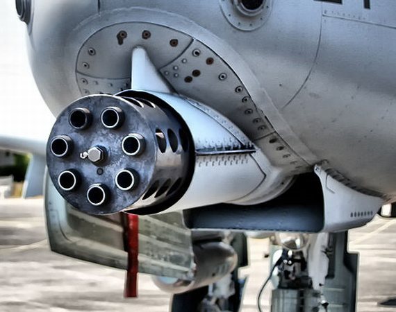 Mit ihrer siebenläufigen 30mm Kanone zerstört die A10 Thunderbolt selbst Kampfpanzer - Foto: Wiki Commons